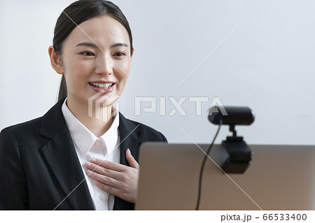 ウェブカメラに向かって話す若い女性　就活　オンライン面接イメージ 66533400