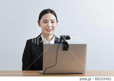 ウェブカメラに向かって話す若い女性　就活　オンライン面接イメージ 66533401
