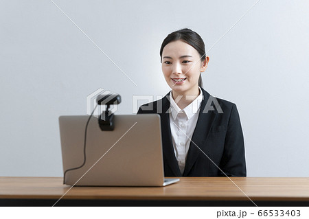 ウェブカメラに向かって話す若い女性 就活 オンライン面接イメージ ウェブカメラに向かって話す若い女性 就活 オンライン面接イメージ 66533403