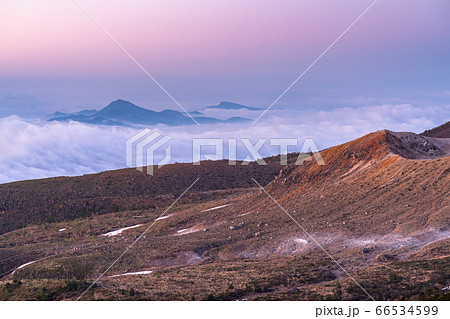 《群馬県》渋峠の夜明け・国道最高地点の眺め 66534599