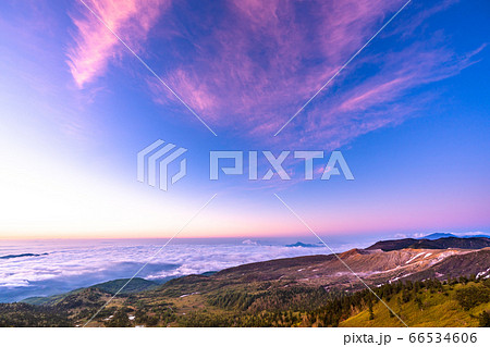 《群馬県》渋峠の夜明け・国道最高地点の眺め 《群馬県》渋峠の夜明け・国道最高地点の眺め 66534606