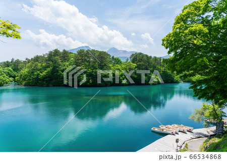 初夏の毘沙門沼(五色沼)の風景 新緑と磐梯山 福島県北塩原村 初夏の毘沙門沼(五色沼)の風景 新緑と磐梯山 福島県北塩原村 66534868