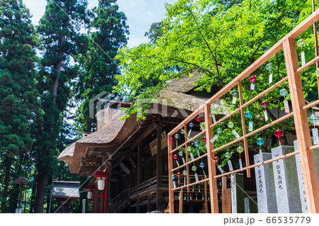 初夏の熊野神社(熊野大社)　拝殿と風鈴の飾り「かなで」　山形県南陽市 66535779