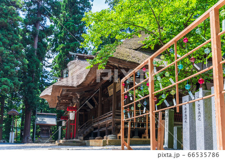 初夏の熊野神社(熊野大社)　拝殿と風鈴の飾り「かなで」　山形県南陽市 66535786