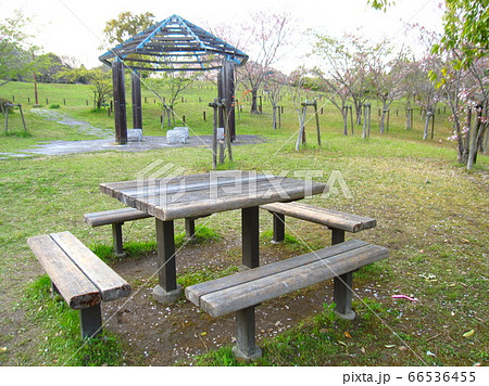 公園にある机と椅子 A desk and chair in the parkの写真素材 