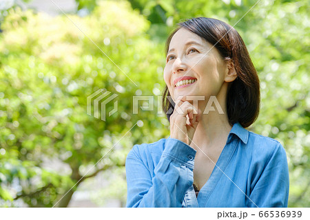 公園　思い出す中年女性 66536939