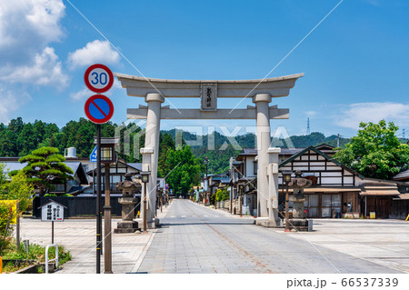 初夏の熊野神社(熊野大社) 参道と鳥居 山形県南陽市 初夏の熊野神社(熊野大社) 参道と鳥居 山形県南陽市 66537339