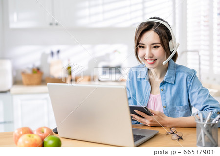 woman has video meeting woman has video meeting 66537901