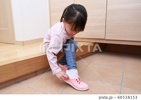玄関で靴を履く4歳の女の子 66538153