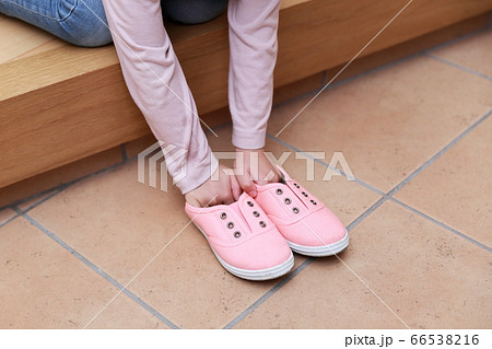 玄関で靴を揃える4歳の女の子 66538216