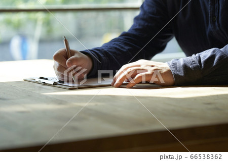 書類にサインをする男性の手元 書類にサインをする男性の手元 66538362