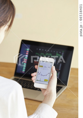 オンライン投資をする日本人の女性の手元 66538401