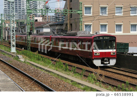 京浜急行京急本線、京急新子安・子安駅間を走る普通列車(1500形) 京浜急行京急本線、京急新子安・子安駅間を走る普通列車(1500形) 66538991