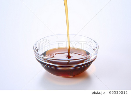 カナダ産の純度100%メープルシロップ カナダ産の純度100%メープルシロップ 66539012