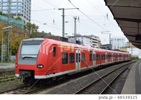 ドイツ フランクフルトの近郊電車(Sバーン) 66539325