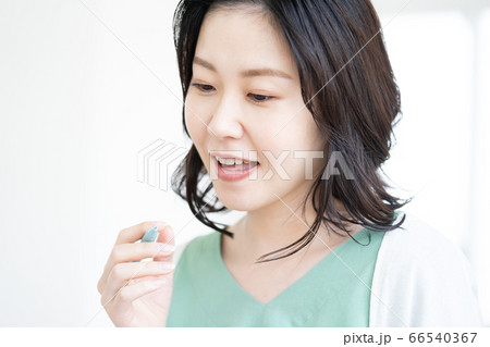 話している女性のポートレート 話している女性のポートレート 66540367