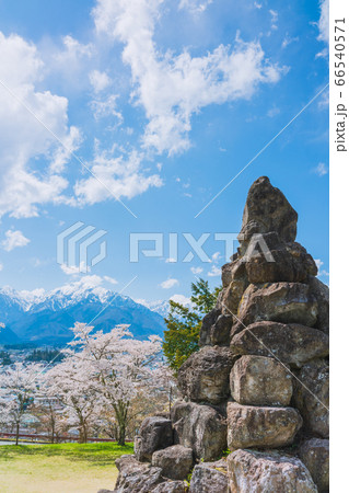 蓮華岳とケルン【春の大町公園・大町山岳博物館より撮影】 66540571