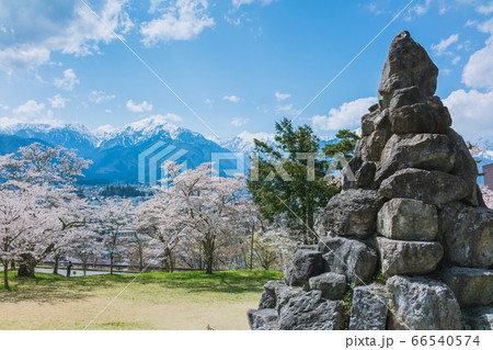 蓮華岳とケルン【春の大町公園・大町山岳博物館より撮影】 蓮華岳とケルン【春の大町公園・大町山岳博物館より撮影】 66540574