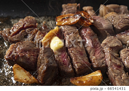 厚切りのカットステーキ 66541431