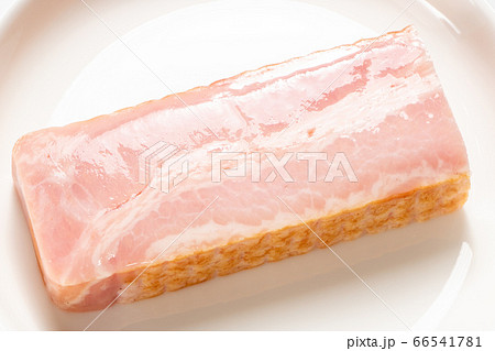白い皿にのせられたベーコン(ブロック)。 白い皿にのせられたベーコン(ブロック)。 66541781