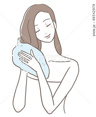 髪を拭く女性 髪を拭く女性 66542979