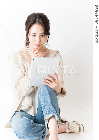 タブレットを持つおしゃれな女性 66544693