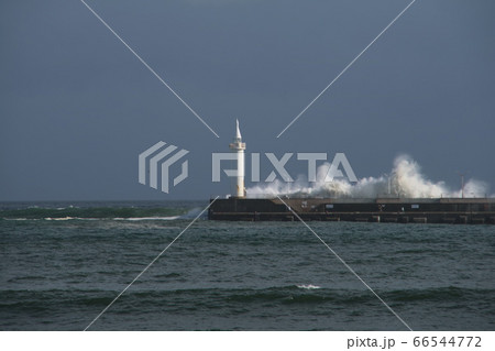 江ノ島灯台に打ち付ける波 江ノ島灯台に打ち付ける波 66544772