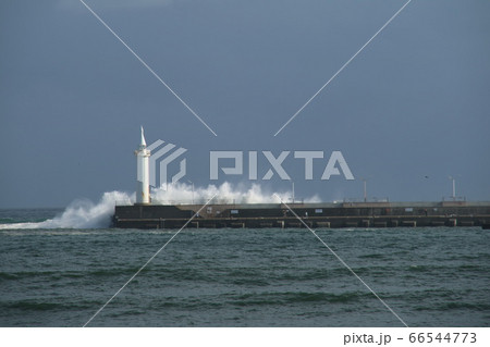 江ノ島灯台に打ち付ける波 江ノ島灯台に打ち付ける波 66544773