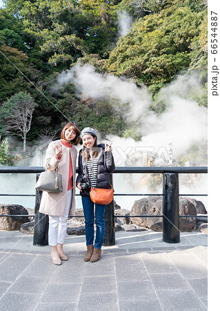 女子旅で地獄めぐりを楽しむ女性と友達 【1月】【撮影協力 海地獄】 66544887
