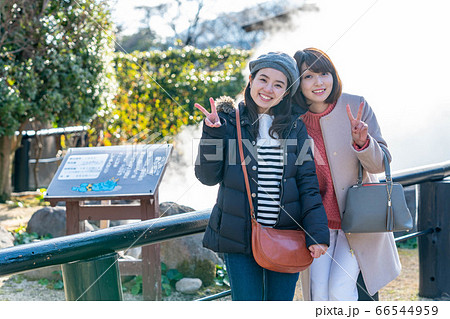 女子旅で地獄めぐりを楽しむ女性と友達 【1月】【撮影協力 鬼石坊主地獄】 66544959