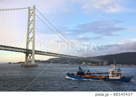 明石海峡大橋をくぐろうとする船・海上から 66545437