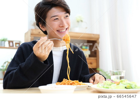 自宅にて若い男性の食事イメージ 66545647