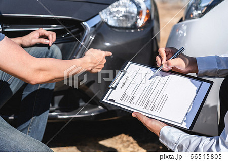 Insurance Agent and customer assessed negotiation, Insurance Agent and customer assessed negotiation, 66545805