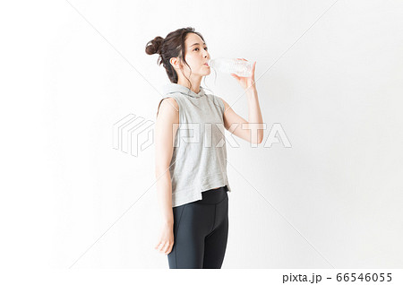 水を飲むスポーツウェアの女性 水を飲むスポーツウェアの女性 66546055