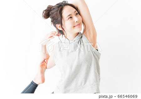 ヨガをするスポーツウェアの女性 66546069