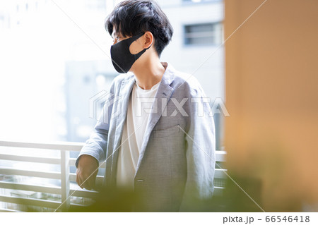 マンションのベランダで黒いマスクをつけてたたずむ若い男性 マンションのベランダで黒いマスクをつけてたたずむ若い男性 66546418