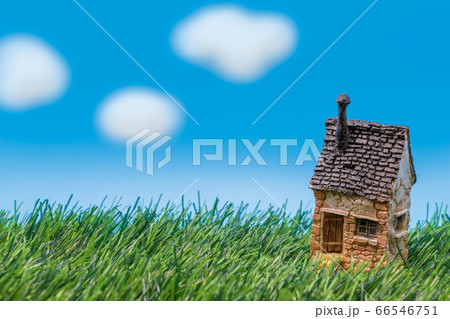 青空と洋風の家の模型 66546751