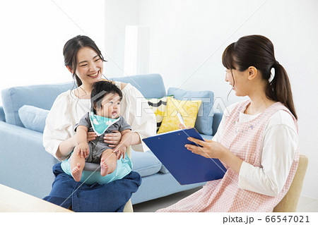 保育士とママと赤ちゃん　 66547021