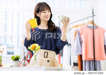 買い物をする20代の若い女性 買い物をする20代の若い女性 66547260