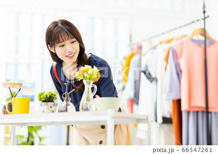 買い物をする20代の若い女性 買い物をする20代の若い女性 66547261