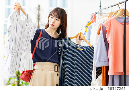 買い物をする20代の若い女性 66547265