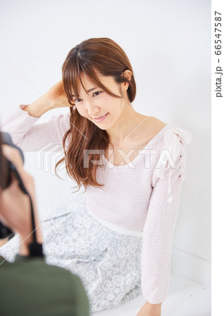 若いカメラマンとモデルの女性 若いカメラマンとモデルの女性 66547587