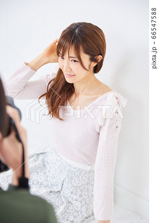 若いカメラマンとモデルの女性 若いカメラマンとモデルの女性 66547588