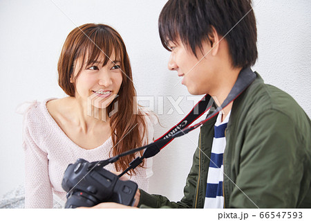 若いカメラマンとモデルの女性 若いカメラマンとモデルの女性 66547593