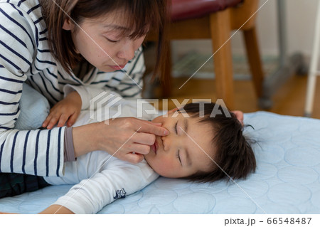 昼寝　親子　幼児の寝顔 66548487