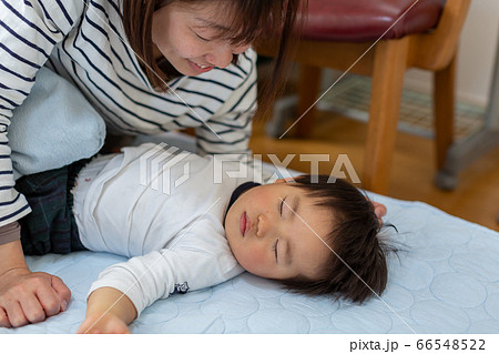 昼寝　親子　幼児の寝顔 66548522