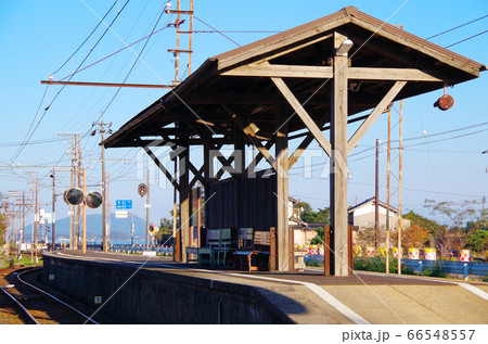 宍道湖沿線の国道沿いを走る一畑電車のレトロな駅のホームと青い空の風景 … 島根県 松江市(快晴) 宍道湖沿線の国道沿いを走る一畑電車のレトロな駅のホームと青い空の風景 … 島根県 松江市(快晴) 66548557