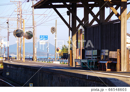 宍道湖沿線の国道沿いを走る一畑電車のレトロな駅のホーム … 島根県 松江市(快晴) 宍道湖沿線の国道沿いを走る一畑電車のレトロな駅のホーム … 島根県 松江市(快晴) 66548603