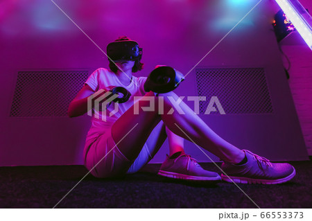 The girl joins virtual reality. VR games The girl joins virtual reality. VR games 66553373