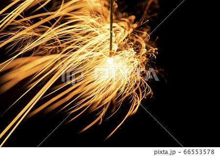 夏イメージ 儚くも美しい線香花火の写真素材